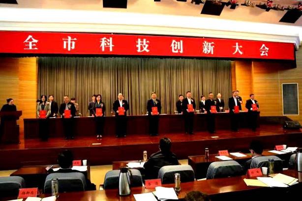 連云港召開科技創新大會 康緣藥業榮獲“科技創新領軍單位及領軍人物”兩項大獎